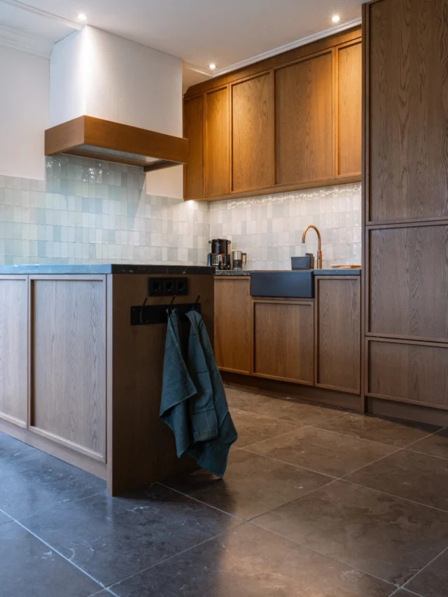 Is je keuken te klein voor een eiland? Think again. 💡

De opdrachtgevers wilden dolgraag een (schier)eiland in hun keuken. Door de vorm van de ruimte en leidingwerk van de bestaande keuken leek dit onmogelijk. Ook waren de deuren en raampartijen een uitdaging. 

Door te kiezen voor een maatwerk schiereiland hebben we niet alleen de gewenste extra werkruimte gecreëerd, maar ook een natuurlijke verbinding met de rest van de kamer.

Elke centimeter is optimaal benut zonder dat het proppen werd. Het resultaat? Een keuken die groter aanvoelt dan hij is en precies de sfeer heeft die de klant zocht. ✨

Benieuwd hoe het was? Swipe naar de laatste 3 foto’s. Laat me weten wat je van deze make-over vind in de comments! 👇

Momenteel wordt deze keuken helemaal ingericht en gestyled. Binnenkort deel ik hier het eindresultaat!