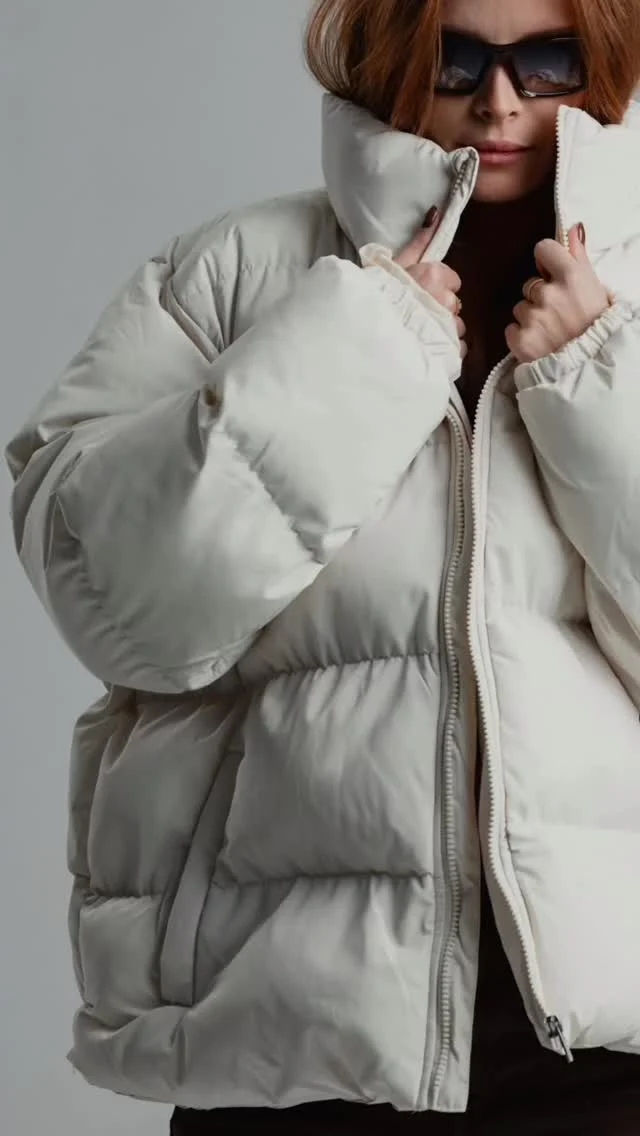 Less show, more comfort😏

In het interieur van nu mag echt geleefd worden. Thuis wordt gezien als toevluchtsoord. Alles in de huidige intertrends draait om comfort, warmte en persoonlijkheid. Precies waar Interieur Atelier voor staat.🧡

Een levendig interieur ontstaat wanneer je met verschillende laagjes werkt. Combineer  verschillende materialen en texturen, zoals ruw en gepolijst of mat en glanzend. Natuurlijke materialen en ambachtelijke elementen geven het interieur karakter.🛋️

Qua kleurgebruik zien we vooral warme, aardse tinten zoals klei, zand, tabak en mosgroen, vaak ton-sur-ton toegepast. Roodtinten zorgen voor extra warmte, terwijl lichtblauw als frisse trendkleur balans en ruimte brengt.

Voor @heim.magazine mocht ik een artikel schrijven. Het nieuwe nummer verschijnt binnenkort in de winkel.🙌🏼