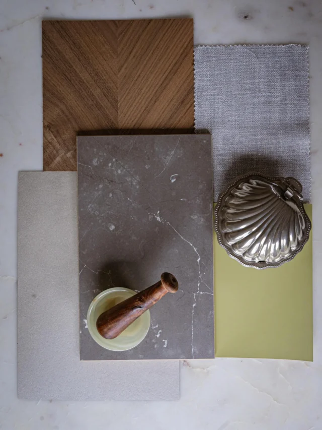 Pistache is één van de trendkleuren van dit moment en ik snap helemaal waarom.💚
Hiermee geef je subtiel kleur aan een ruimte en creëer je rust en frisheid.   In combinatie met donker notenhout krijgt deze zachtgroene tint een warme, luxe uitstraling. Het contrast zorgt meteen voor sfeer en karakter toevoegen.✨ 
Ga je juist voor licht hout, dan ontstaat er een frisse, Scandinavische vibe: luchtig, zacht en perfect in balans.
Of je nu houdt van chic en knus of licht en minimalistisch zacht groen past zich moeiteloos aan jouw stijl aan.👌🏽

Durf jij deze kleur in huis te halen? 🌿